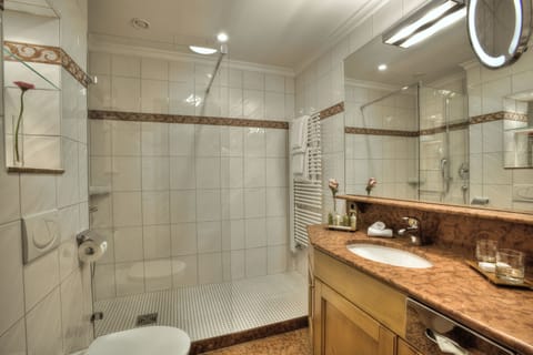 Combined shower/tub, hair dryer, towels