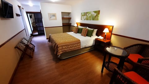 Standard Double Room | Down comforters, pillowtop beds, in-room safe, laptop workspace