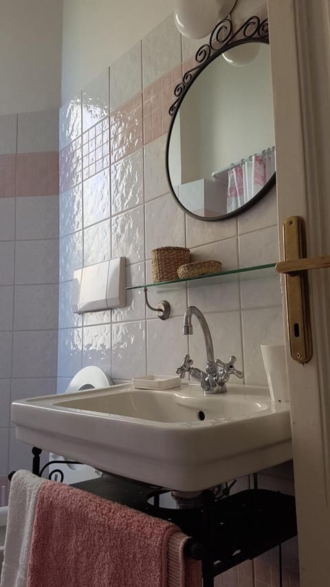 Shower, rainfall showerhead, free toiletries, hair dryer