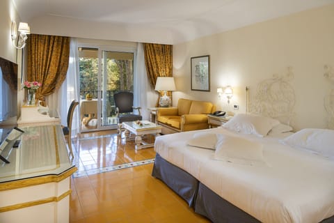 Deluxe Room, Garden View | Minibar, in-room safe, individually decorated, individually furnished