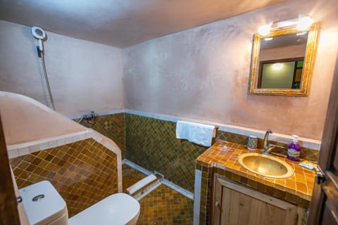 Triple Room | Bathroom | Shower, free toiletries, hair dryer, bidet