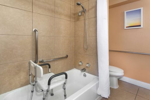 Combined shower/tub, free toiletries, hair dryer, towels