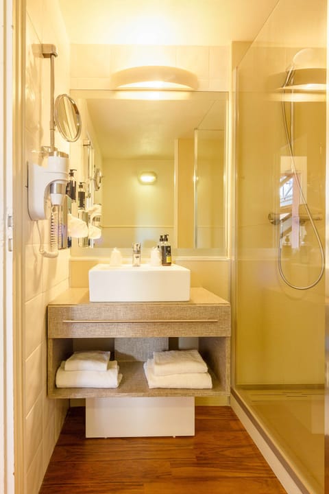 Superior Room, 2 Double Beds | Bathroom | Combined shower/tub, eco-friendly toiletries, hair dryer, towels