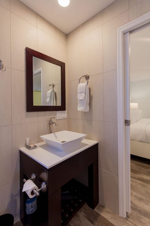 Pool View King Room | Bathroom | Shower, free toiletries, hair dryer, towels