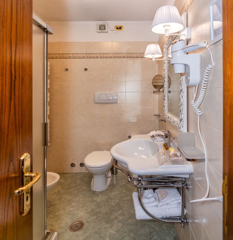 Standard Double Room, City View | Bathroom | Shower, rainfall showerhead, free toiletries, hair dryer