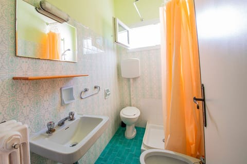 Double Room, Garden View | Bathroom | Free toiletries, hair dryer, bidet, towels