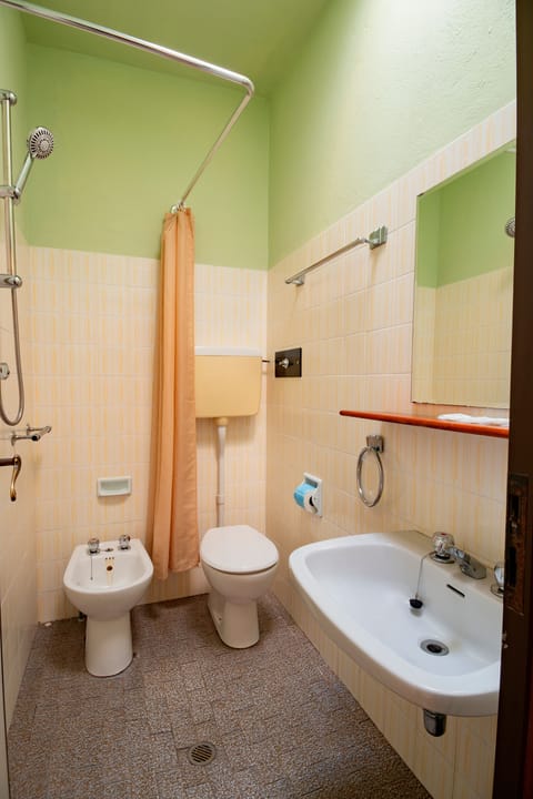 Classic Quadruple Room | Bathroom | Free toiletries, hair dryer, bidet, towels