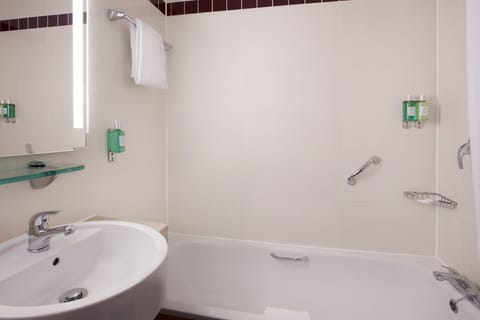 Combined shower/tub, hair dryer, towels