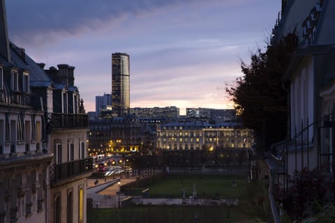 Suite, Balcony | City view