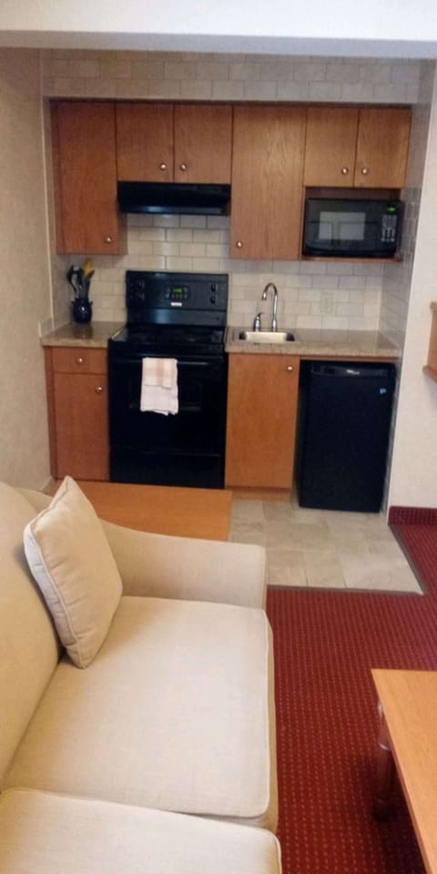 Suite, 1 Queen Bed, Non Smoking, Kitchenette | Private kitchenette | Fridge, microwave, coffee/tea maker, cookware/dishes/utensils