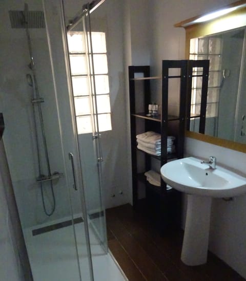 Triple Room | Bathroom | Bathtub, free toiletries, hair dryer, towels