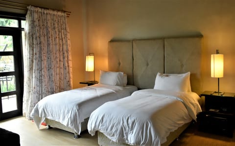 Deluxe Double Room | Minibar, desk, blackout drapes, bed sheets