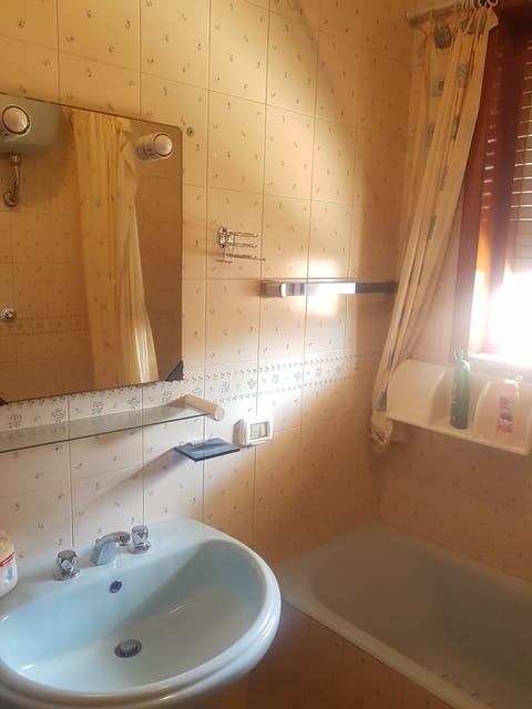 Triple Room, Shared Bathroom | Bathroom | Shower, free toiletries, hair dryer, bidet