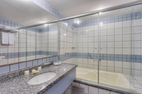 Combined shower/tub, deep soaking tub, hair dryer, towels