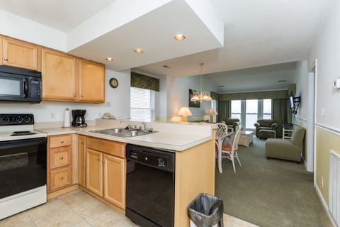 Traditional Condo, 3 Bedrooms | Private kitchen | Full-size fridge, microwave, oven, stovetop