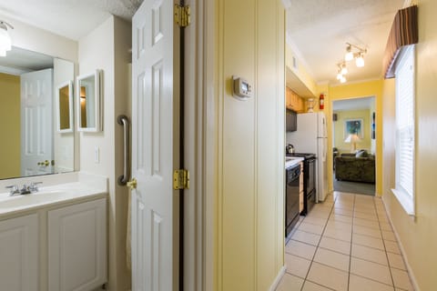 Traditional Condo, 2 Bedrooms | Bathroom | Spring water tub, hair dryer, towels