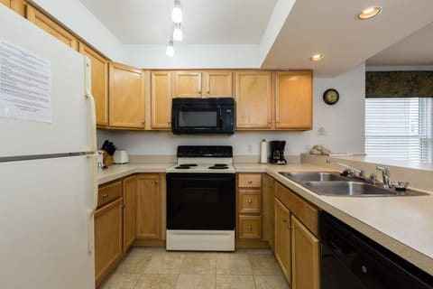 Traditional Condo, 3 Bedrooms | Private kitchen | Full-size fridge, microwave, oven, stovetop