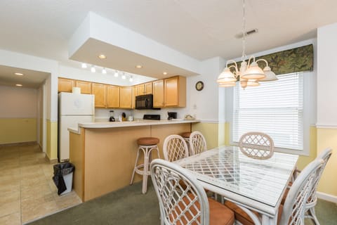 Traditional Condo, 3 Bedrooms | In-room dining