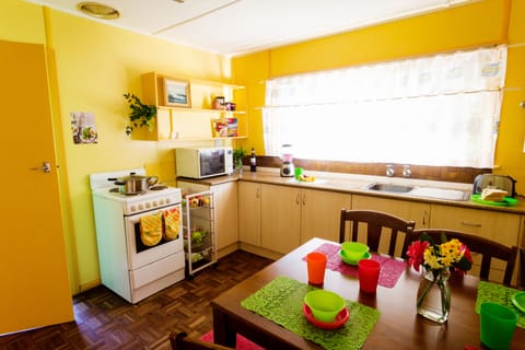 House, 2 Bedrooms, 2 Bathrooms | Private kitchen | Full-size fridge, microwave, oven, stovetop