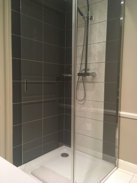 Double Room (Mariette) | Bathroom | Shower, free toiletries, hair dryer, towels