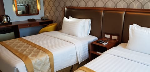 Deluxe Twin Room | In-room safe, desk, blackout drapes, free WiFi