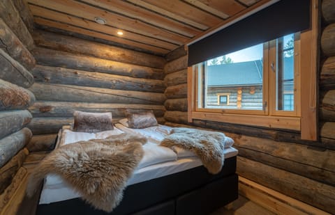 Log Cabin | Laptop workspace, cribs/infant beds, rollaway beds, bed sheets