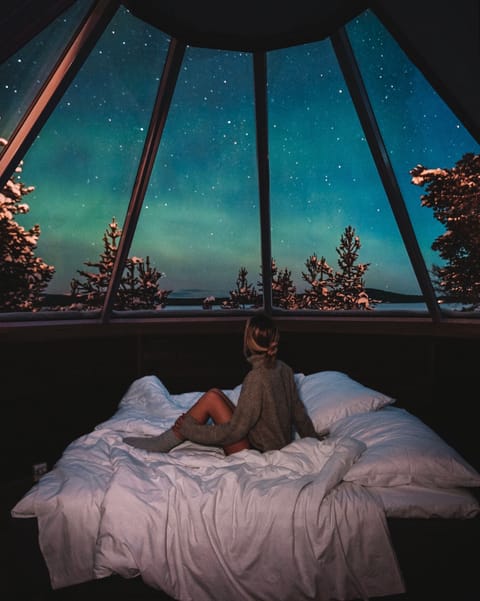 Aurora Cabin | Desk, laptop workspace, bed sheets