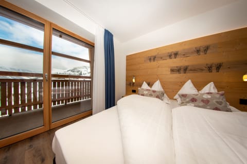 Junior Suite, 1 Bedroom, Non Smoking, Mountain View | Frette Italian sheets, hypo-allergenic bedding, down comforters