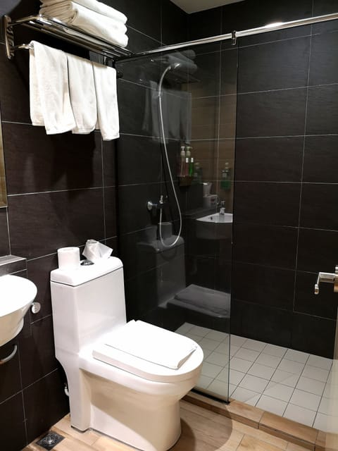 City Triple Room, Non Smoking | Bathroom | Shower, rainfall showerhead, hair dryer, towels