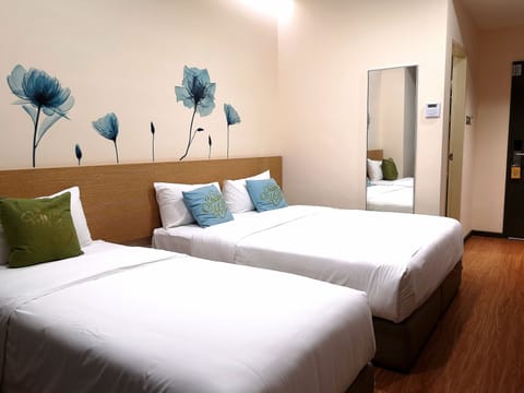 City Triple Room, Non Smoking | In-room safe, desk, iron/ironing board, free WiFi