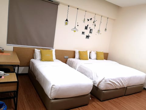 City Triple Room, Non Smoking | In-room safe, desk, iron/ironing board, free WiFi