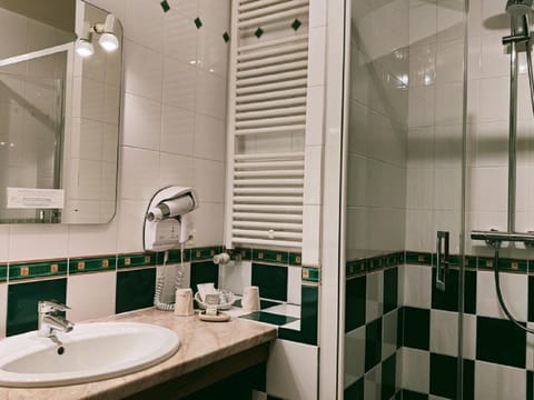 Superior Room, 1 Double Bed with Sofa bed, Garden View | Bathroom | Shower, free toiletries, hair dryer, towels