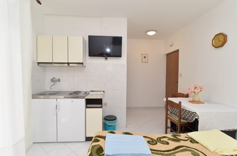 Studio, 1 Bedroom (828/1940) | Private kitchenette | Fridge, coffee/tea maker