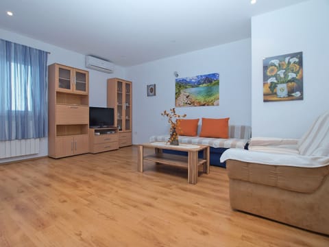 Apartment, 2 Bedrooms (1282/12255) | Living area