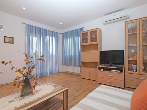 Apartment, 2 Bedrooms (1282/12255) | Living area