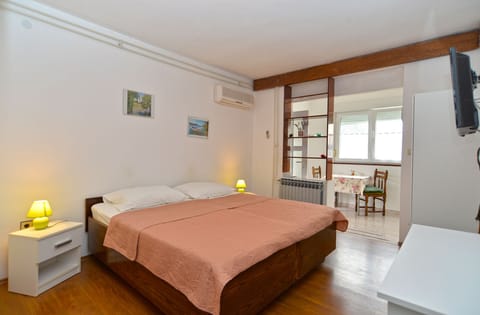 Apartment, 1 Bedroom (405/917) | Iron/ironing board, free cribs/infant beds, free WiFi, bed sheets