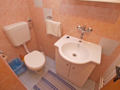 Room, 1 Bedroom | Bathroom | Shower, towels, toilet paper