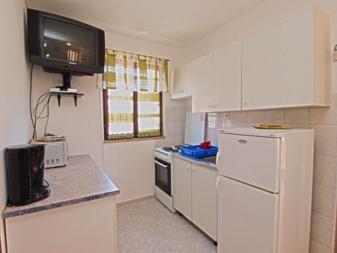 Apartment, 2 Bedrooms (768/1790) | Private kitchenette | Full-size fridge, microwave, coffee/tea maker