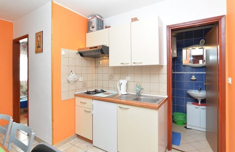 Apartment, 2 Bedrooms (295/1063) | Private kitchen | Fridge, coffee/tea maker, electric kettle