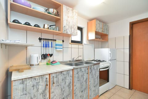 Standard Apartment, 2 Bedrooms (929/17557) | Private kitchen | Fridge, coffee/tea maker, electric kettle, cookware/dishes/utensils