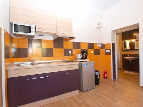 Apartment, 1 Bedroom (1480/13825) | Private kitchen | Fridge, microwave, stovetop, coffee/tea maker