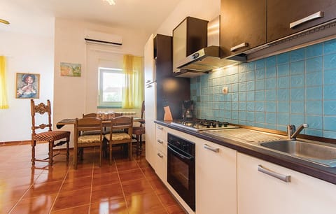 Apartment, 2 Bedrooms (1328/12574) | Private kitchen | Fridge