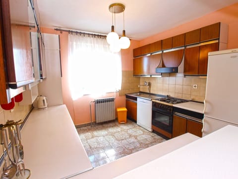 Apartment, 2 Bedrooms (1124/13338) | Private kitchen | Fridge, oven, stovetop, coffee/tea maker