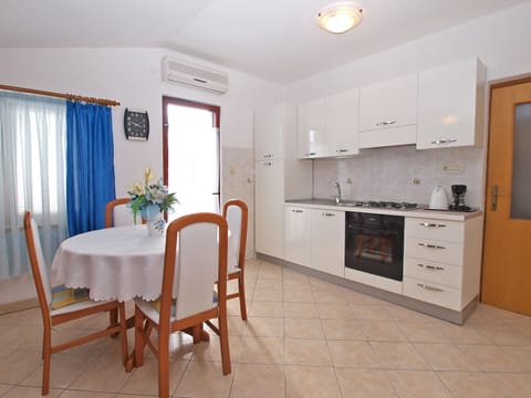 Apartment, 1 Bedroom (1048/3913) | Private kitchen | Fridge, stovetop, coffee/tea maker, electric kettle