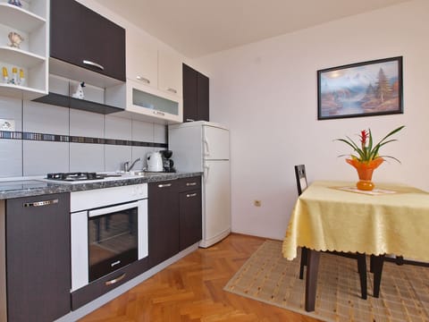 Apartment, 1 Bedroom (1048/3914) | Private kitchenette | Fridge, stovetop, coffee/tea maker, electric kettle