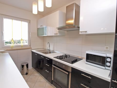 Apartment, 2 Bedrooms (1048/3908) | Private kitchen | Fridge, stovetop, coffee/tea maker, electric kettle