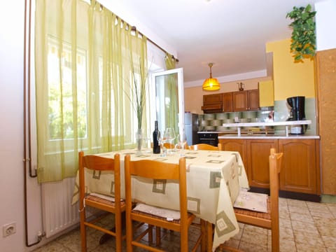 Apartment, 3 Bedrooms (1493/14310) | In-room dining