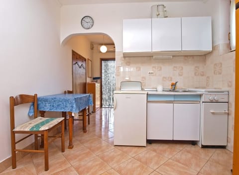 Apartment, 1 Bedroom (1066/5085) | Private kitchenette | Fridge, stovetop, cookware/dishes/utensils, freezer