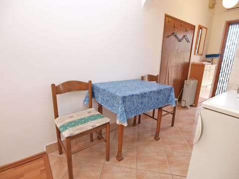 Apartment, 1 Bedroom (1066/5085) | In-room dining