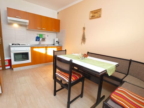 Apartment, 2 Bedrooms (994/3135) | Living area | Flat-screen TV